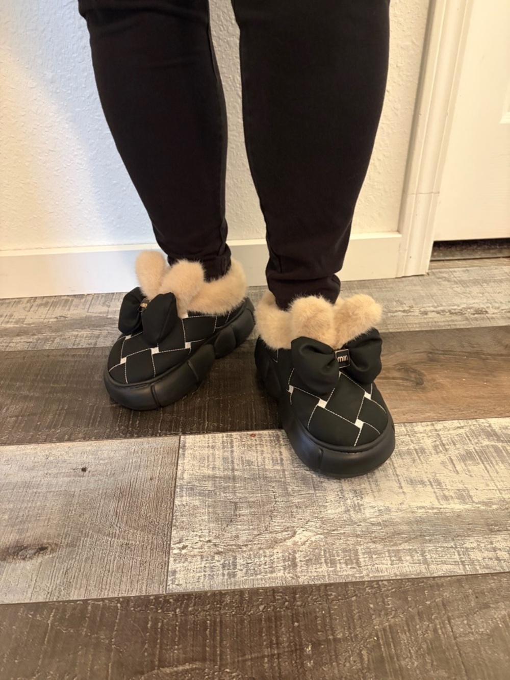 Cozy Faux Fur Lined Platform Clogs Slippers Black Winter Lounge Shoes